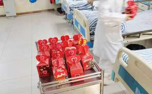 温情平安夜！成都癫痫病医院为患者送苹果传递“平安”祝福！